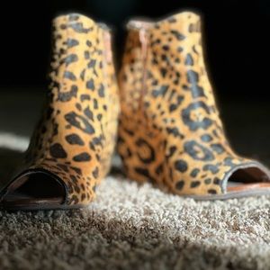 Peep Toe cheetah print wedge